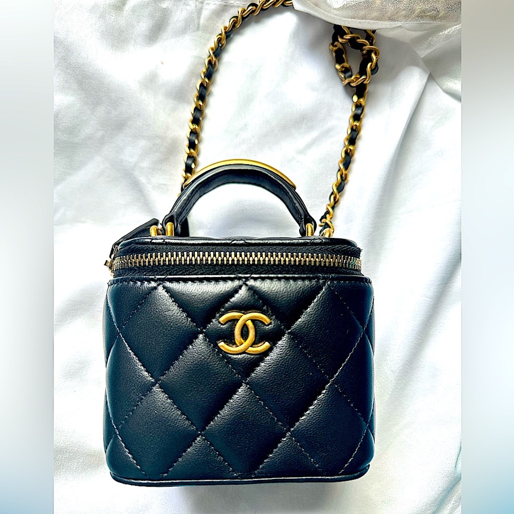 Authentic Chanel Trendy CC leather crossbody bag( hard to buy)